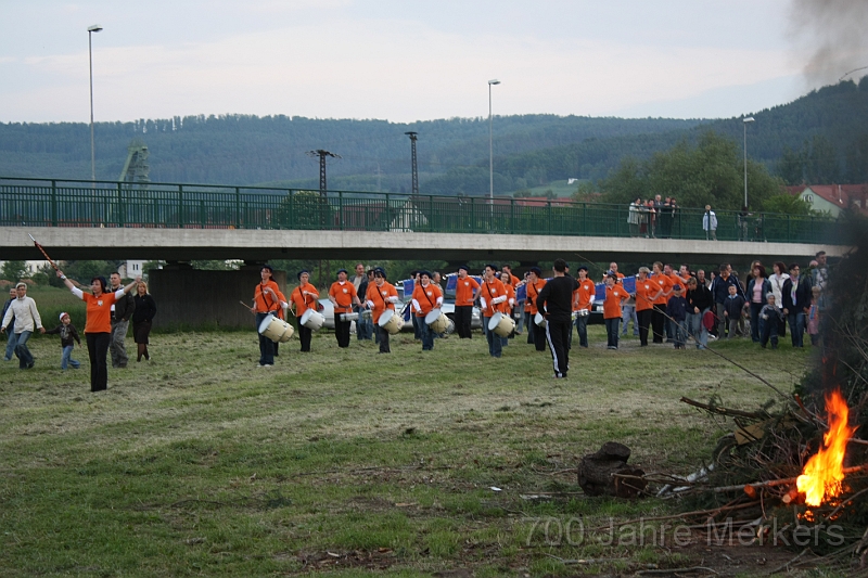 IMG_1274.JPG - der Fanfahrenzug fand auf der Festwiese großen Zuspruch. Viele MErkerser erinnerten sich noch an frühere Zeiten, als mehrmals wöchentlich geprobt wurde und die Musik durchs ganze Dorf erklang.