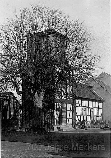 Merkers-Lindenplatz-mit-Feuerwehrturm-und-Armenhaus-1930.jpg - Lindenplatz mit Feuerwehrturm und Armenhaus ca. 1930