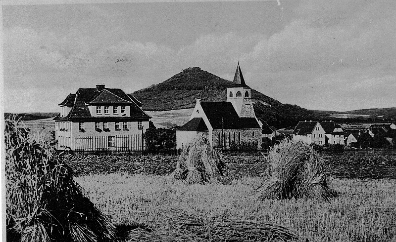 SchuleKirche.jpg - rechts Kirche, links das Schulgebäude ca. 1932